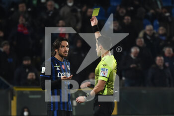 2022-02-15 - The referee Antonio Di Martino show yellow card to Ernesto Torregrossa (Pisa) - AC PISA VS LR VICENZA - ITALIAN SERIE B - SOCCER