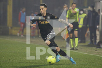 2022-02-15 - Dennis Man of PARMA CALCIO in action during the Serie B match between US Cremona and Parma Calcio at Giovanni Zini on February 15, 2022 in Cremona, Italy. - US CREMONESE VS PARMA CALCIO - ITALIAN SERIE B - SOCCER