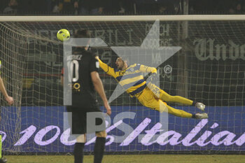 2022-02-15 - Simone Colombi of PARMA CALCIO in action during the Serie B match between US Cremona and Parma Calcio at Giovanni Zini on February 15, 2022 in Cremona, Italy. - US CREMONESE VS PARMA CALCIO - ITALIAN SERIE B - SOCCER
