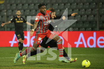 2022-02-15 - Okoli Caleb of US CREMONESE competes for the ball with Adrian Benedyczak of PARMA CALCIO during the Serie B match between US Cremonese and PARMA CALCIO at Giovanni Zini on February 15, 2022 in Cremona, Italy. - US CREMONESE VS PARMA CALCIO - ITALIAN SERIE B - SOCCER