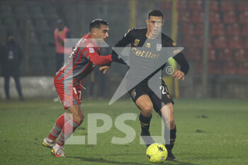 2022-02-15 - Emanuele Valeri of US CREMONESE competes for the ball with Yordan Osorio of PARMA CALCIO during the Serie B match between US Cremonese and PARMA CALCIO at Giovanni Zini on February 15, 2022 in Cremona, Italy. - US CREMONESE VS PARMA CALCIO - ITALIAN SERIE B - SOCCER