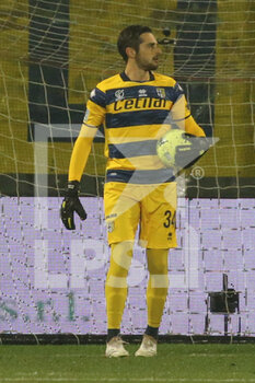 2022-02-15 - Simone Colombi of PARMA CALCIO in action during the Serie B match between US Cremonese and Parma Calcio at Giovanni Zini on February 15, 2022 in Cremona, Italy. - US CREMONESE VS PARMA CALCIO - ITALIAN SERIE B - SOCCER