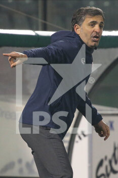2022-02-15 - Fabio Pecchia head coach of US CREMONESE gestures during the Serie B match between US Cremonese and Parma Calcio at Giovanni Zini on February 15, 2022 in Cremona, Italy. - US CREMONESE VS PARMA CALCIO - ITALIAN SERIE B - SOCCER