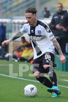2022-02-19 - Dennis Man of PARMA CALCIO in action during the Serie B match between Parma Calcio and Ternana Calcio at Ennio Tardini on February 19, 2022 in Parma, Italy. - PARMA CALCIO VS TERNANA CALCIO - ITALIAN SERIE B - SOCCER