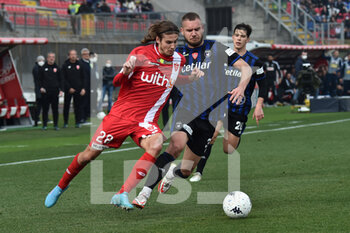 2022-02-19 - Andrea  Colpani (Monza) thwarted by George Puscas (Pisa) - AC MONZA VS AC PISA - ITALIAN SERIE B - SOCCER
