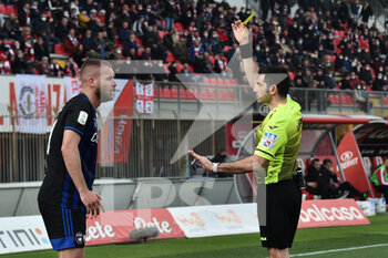 2022-02-19 - The referee Fabio Maresca shows yellow card to George Puscas (Pisa) - AC MONZA VS AC PISA - ITALIAN SERIE B - SOCCER