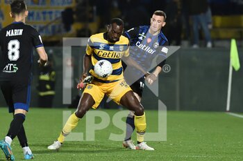 2022-02-22 - Simeon Tochukwu Nwankwo (Parma) hampered by Samuele Birindelli (Pisa) - AC PISA VS PARMA CALCIO - ITALIAN SERIE B - SOCCER