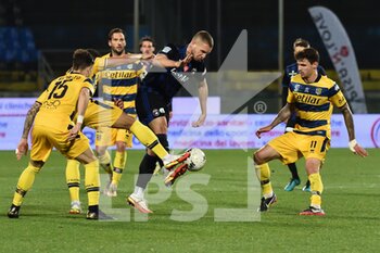 2022-02-22 - George Puscas (Pisa) surrounded by three opponents - AC PISA VS PARMA CALCIO - ITALIAN SERIE B - SOCCER
