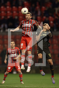 2022-02-22 - Luca Strizzolo (U.S. Cremonese) and Łukasz Teodorczyk (L.R. Vicenza 1902) battle for the ball  - US CREMONESE VS LR VICENZA - ITALIAN SERIE B - SOCCER