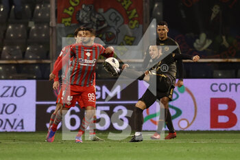 2022-02-22 - Michele Cavion (L.R. Vicenza 1902) shoots the ball and Hamza Rafia (U.S. Cremonese) touches it with the hand - US CREMONESE VS LR VICENZA - ITALIAN SERIE B - SOCCER