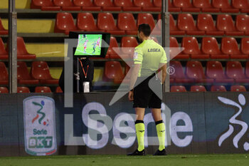 2022-02-22 - The referee consults the VAR - US CREMONESE VS LR VICENZA - ITALIAN SERIE B - SOCCER