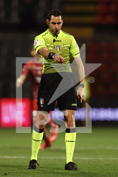 2022-02-22 - The referee Andrea Colombo blows his whistle - US CREMONESE VS LR VICENZA - ITALIAN SERIE B - SOCCER