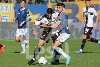 2022-02-26 - Gennaro Tutino of PARMA CALCIO competes for the ball with Giovanni Crociata of SPAL during the Serie B match between Parma Calcio and Spal at Ennio Tardini on February 26, 2022 in Parma, Italy. - PARMA CALCIO VS SPAL - ITALIAN SERIE B - SOCCER
