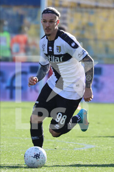 2022-02-26 - Dennis Man of PARMA CALCIO in action during the Serie B match between Parma Calcio and Spal at Ennio Tardini on February 26, 2022 in Parma, Italy. - PARMA CALCIO VS SPAL - ITALIAN SERIE B - SOCCER