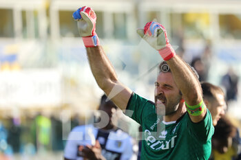 2022-02-26 - Gianluigi Buffon of PARMA CALCIO celebrates the victory during the Serie B match between Parma Calcio and Spal at Ennio Tardini on February 26, 2022 in Parma, Italy. - PARMA CALCIO VS SPAL - ITALIAN SERIE B - SOCCER