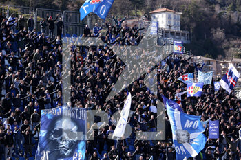 2022-02-26 - Como 1907 fans clap their hands and wave flags - COMO 1907 VS BRESCIA CALCIO - ITALIAN SERIE B - SOCCER