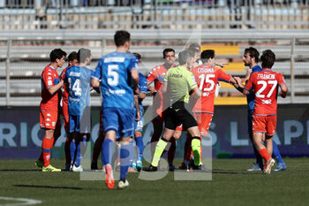 2022-02-26 - Players surround the referee Irrati - COMO 1907 VS BRESCIA CALCIO - ITALIAN SERIE B - SOCCER