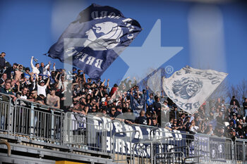 2022-02-26 - Brescia Calcio supporters clap their hands and wave a flag - COMO 1907 VS BRESCIA CALCIO - ITALIAN SERIE B - SOCCER