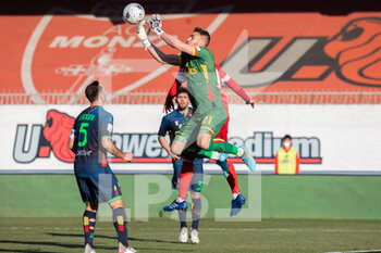 2022-02-27 - Gabriel Vasconcellos saves the ball during the Serie B match between Monza and Lecce at U Power Stadium on February 27, 2022 in Monza, Italy. - AC MONZA VS US LECCE - ITALIAN SERIE B - SOCCER