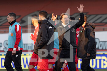 2022-02-27 - Head coach Giovanni Stroppa waves at Monza fans at the end of the Serie B match between Monza and Lecce at U Power Stadium on February 27, 2022 in Monza, Italy. - AC MONZA VS US LECCE - ITALIAN SERIE B - SOCCER