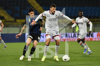 2022-03-02 - Mirko  Maric (Crotone) in action  thwarted by Giuseppe Mastinu (Pisa) - AC PISA VS FC CROTONE - ITALIAN SERIE B - SOCCER