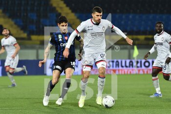 2022-03-02 - Mirko  Maric (Crotone) in action thwarted by Giuseppe Mastinu (Pisa) - AC PISA VS FC CROTONE - ITALIAN SERIE B - SOCCER