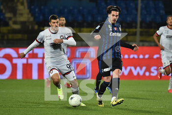 2022-03-02 - Maxime Leverbe (Pisa) thwarted by Mirko  Maric (Crotone) - AC PISA VS FC CROTONE - ITALIAN SERIE B - SOCCER