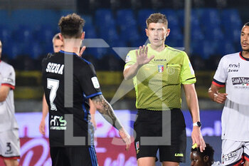 2022-03-02 - The referee Francesco Cosso talks to Nicholas Siega (Pisa) - AC PISA VS FC CROTONE - ITALIAN SERIE B - SOCCER