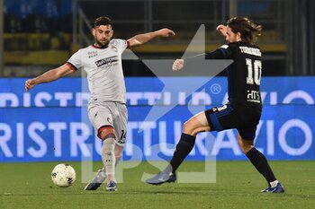 2022-03-02 - Luca Calapai (Crotone) and Ernesto Torregrossa (Pisa) - AC PISA VS FC CROTONE - ITALIAN SERIE B - SOCCER