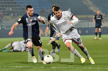 2022-03-02 - Mirko  Maric (Crotone) in action hampered by Samuele Birindelli (Pisa) - AC PISA VS FC CROTONE - ITALIAN SERIE B - SOCCER