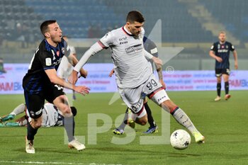 2022-03-02 - Mirko  Maric (Crotone) thwarted by Samuele Birindelli (Pisa) - AC PISA VS FC CROTONE - ITALIAN SERIE B - SOCCER