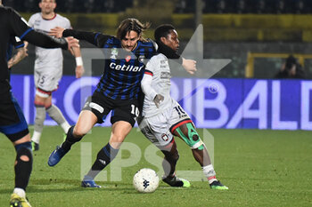 2022-03-02 - Ernesto Torregrossa (Pisa) hampered by Ben Lhassine Kone (Crotone) - AC PISA VS FC CROTONE - ITALIAN SERIE B - SOCCER