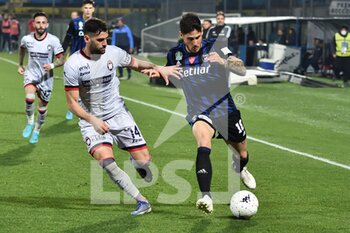 2022-03-02 - Giuseppe Mastinu (Pisa) hampered by Luca Calapai (Crotone) - AC PISA VS FC CROTONE - ITALIAN SERIE B - SOCCER