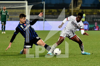 2022-03-02 - Pietro Beruatto (Pisa) and Augustus  Kargbo (Crotone) fight for the ball - AC PISA VS FC CROTONE - ITALIAN SERIE B - SOCCER