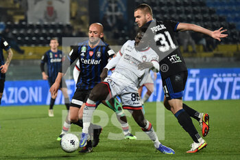 2022-03-02 - Theophilus Awua (Crotone) in action hampered by Ahmad Benali (Pisa) and George Puscas (Pisa) - AC PISA VS FC CROTONE - ITALIAN SERIE B - SOCCER