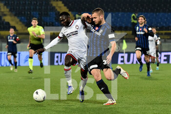 2022-03-02 - Theophilus Awua (Crotone) and George Puscas (Pisa) fight for the ball - AC PISA VS FC CROTONE - ITALIAN SERIE B - SOCCER