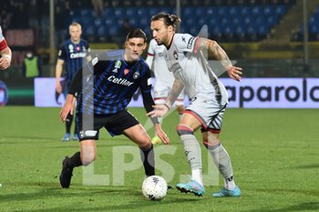 2022-03-02 - Lorenzo Lucca (Pisa) and Vasile  Mogos (Crotone) - AC PISA VS FC CROTONE - ITALIAN SERIE B - SOCCER