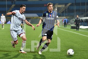 2022-03-02 - Ionut  Nedelcearu (Crotone) and Robert Gucher (Pisa) - AC PISA VS FC CROTONE - ITALIAN SERIE B - SOCCER