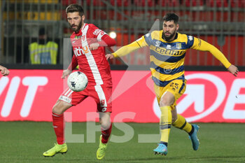 2022-03-02 - Leonardo Mancuso of AC MONZA competes for the ball with Elias Cobbaut of PARMA CALCIO during the Serie B match between AC Monza and Parma Calcio at U-Power Stadium on March 2, 2022 in Monza, Italy. - AC MONZA VS PARMA CALCIO - ITALIAN SERIE B - SOCCER