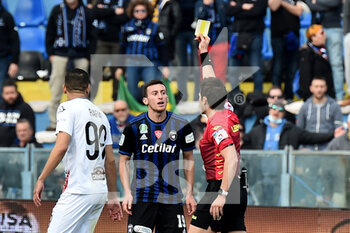 2022-03-13 - The referee Alessandro Prontera shows yellow card to Samuele Birindelli (Pisa) - AC PISA VS US CREMONESE - ITALIAN SERIE B - SOCCER