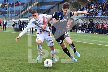 2022-03-13 - Luca  Zanimacchia (Cremonese) and Pietro Beruatto (Pisa) fight for the ball - AC PISA VS US CREMONESE - ITALIAN SERIE B - SOCCER