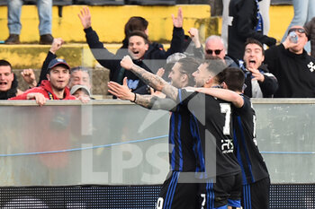 2022-03-13 - Players of Pisa celebrate with their fans - AC PISA VS US CREMONESE - ITALIAN SERIE B - SOCCER