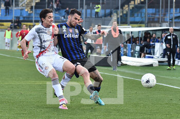 2022-03-13 - Leonardo  Sernicola (Cremonese) and Marius Marin (Pisa) fight for the ball - AC PISA VS US CREMONESE - ITALIAN SERIE B - SOCCER
