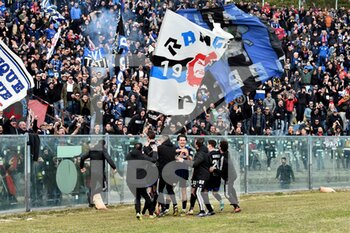 2022-03-13 - Players of Pisa celebrate with their supporters - AC PISA VS US CREMONESE - ITALIAN SERIE B - SOCCER