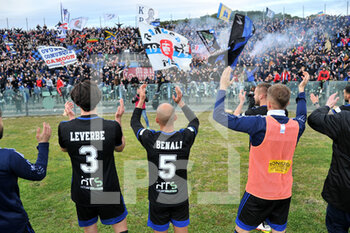 2022-03-13 - Players of Pisa celebrate with their fans at the end of the match - AC PISA VS US CREMONESE - ITALIAN SERIE B - SOCCER