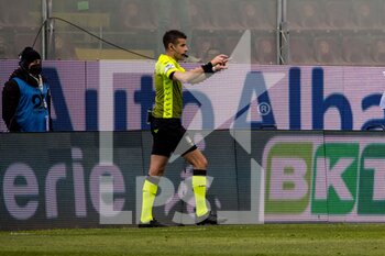 2022-03-19 - control to the var of the referee antonio giuia  - REGGINA 1914 VS COSENZA CALCIO - ITALIAN SERIE B - SOCCER