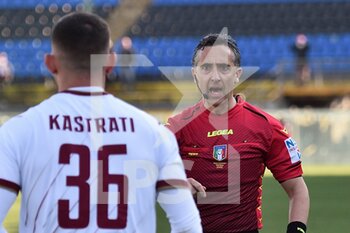 2022-03-20 - The referee Gianluca Aureliano talks to Elhan  Kastrati (Cittadella) - AC PISA VS AS CITTADELLA - ITALIAN SERIE B - SOCCER