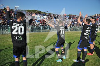 2022-03-20 - Players of Pisa celebrate with their fans at the end of the match - AC PISA VS AS CITTADELLA - ITALIAN SERIE B - SOCCER