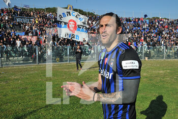 2022-03-20 - Ernesto Torregrossa (Pisa) celebrats with his fans - AC PISA VS AS CITTADELLA - ITALIAN SERIE B - SOCCER