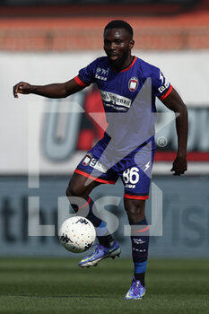 2022-03-19 - Theophilus Awua (Crotone) in action - AC MONZA VS FC CROTONE - ITALIAN SERIE B - SOCCER